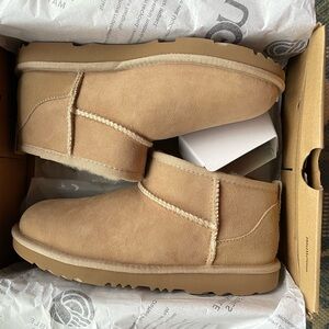 New UGG Kids’ Classic Ultra Mini Boots Size 5 Sand NIB Never Worn